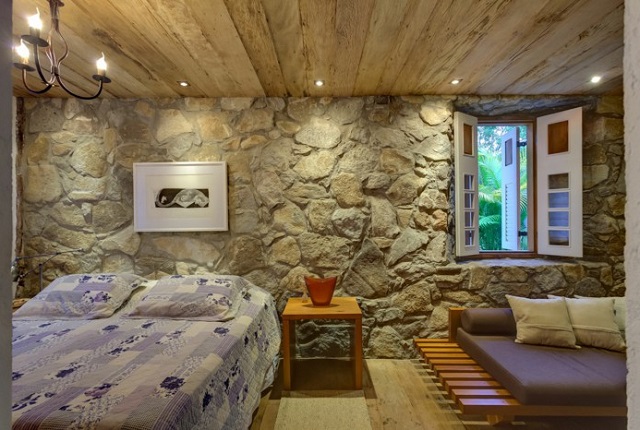 kamar tidur dengan dinding batu