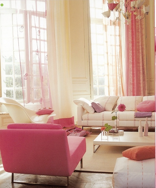 interior living room dengan penggunaan warna pink yang cukup mencolok
