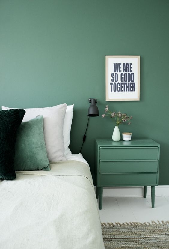 warna hijau hutan atau jungle green untuk kamar tidur