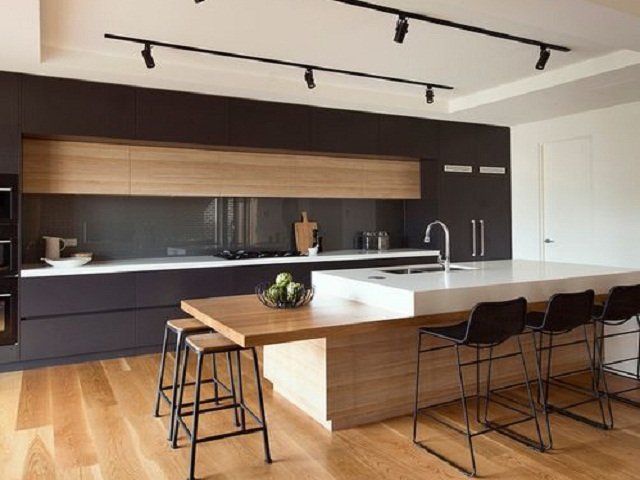 desain dapur monokrom, dapur minimalis dengan aksen natural pada lantai dan furnitur
