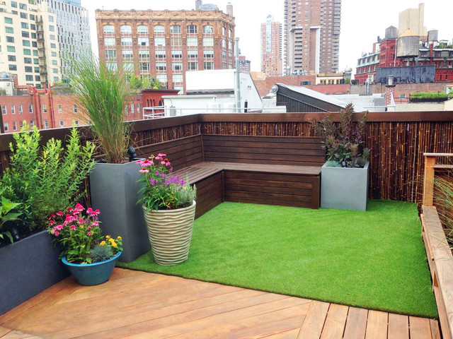 desain balkon dengan tanaman; rumput sintetis