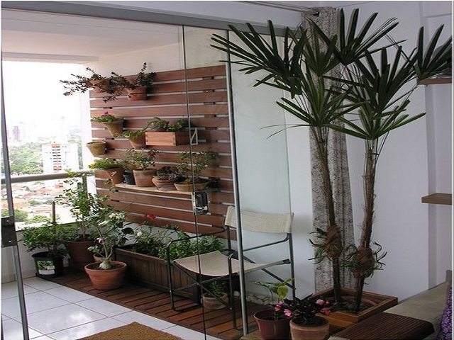 Desain balkon dengan tanaman; rak sebagai media pot tanaman