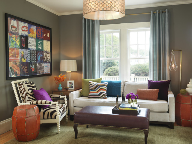 memasukan unsur warna pada ruangan monokrom; penggunaan kain dan tekstil, gorden, sofa berwarna