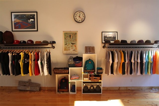 Desain interior yang simpel dan minimalis; interior toko streetwear "only new york"