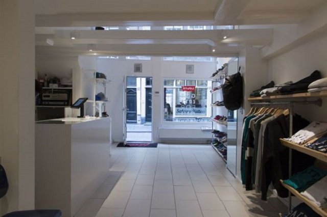 Desain interior yang simpel dan minimalis; desian simpel dan minimalis toko streetwear Patta Amsterdam