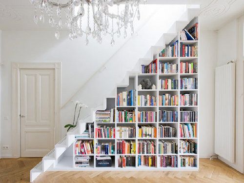 Rak buku keren dan fungsional; perpustakaan di bawah tangga