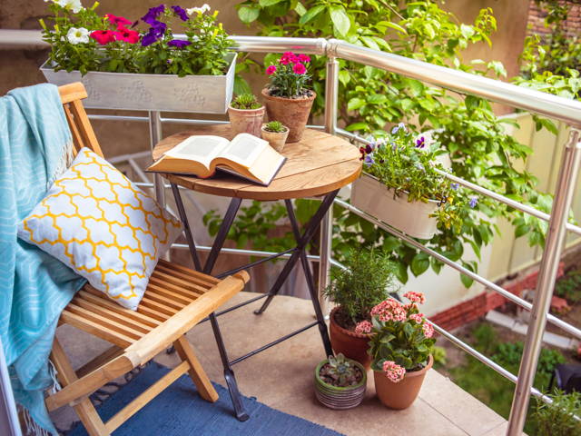 balkon rumah dengan tanaman