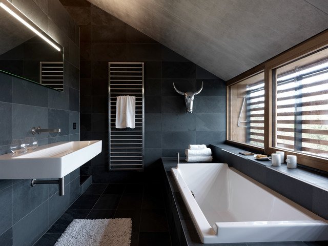 desain ruang dengan skema warna gelap; desain kamar mandi menggunakan warna hitam