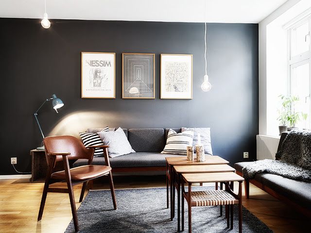 desain ruang dengan skema warna gelap; desain ruang tamu dengan aksen diinding warna gelap yang atraktif