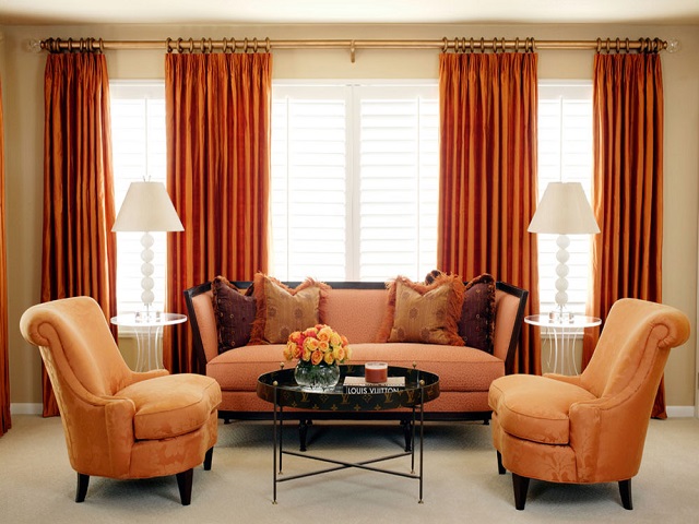interior ruang keluarga dengan pilihan warna oranye