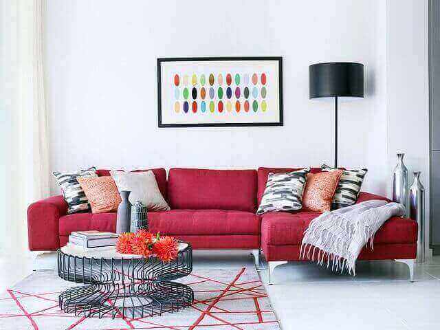 sofa merah di ruang tamu rumah minimalis