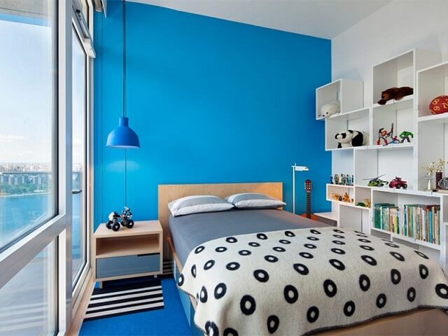kamar tidur dengan kombinasi warna cat biru dan putih