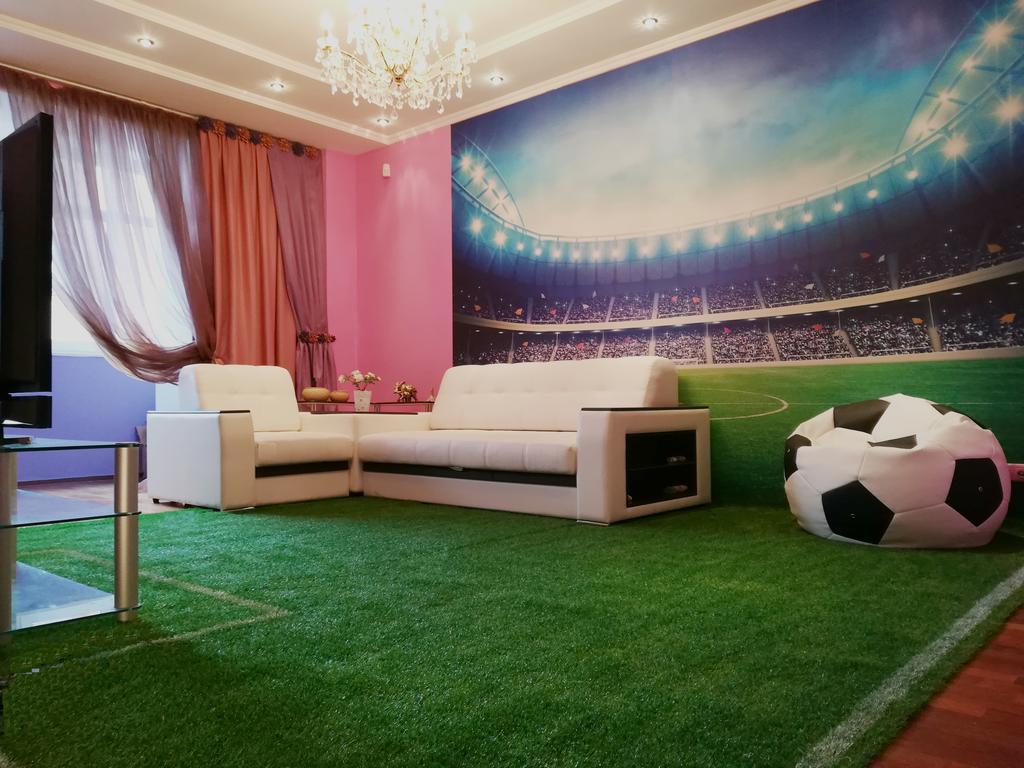Desain interior ruang keluarga dengan konsep modern natural dan ditambah dekorasi rumput sintetis