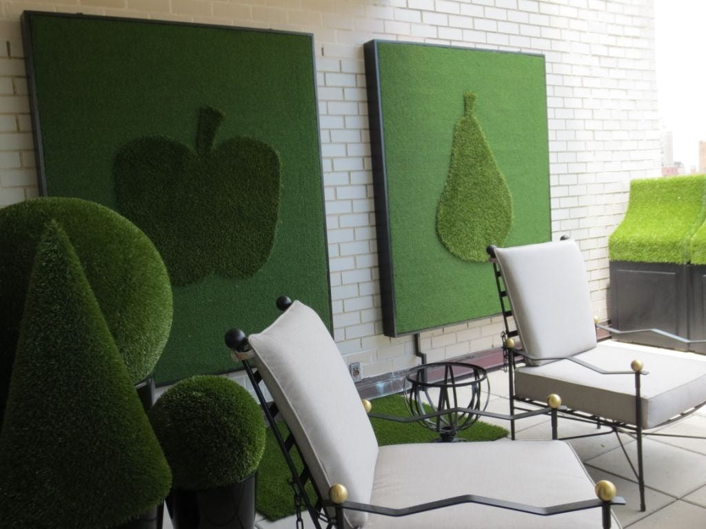 Interior ruang tamu dengan konsep modern natural dan dekorasi rumput sintetis