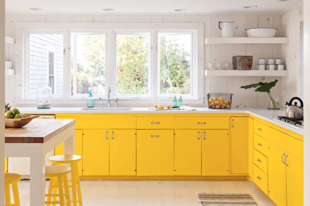 warna cat dapur kuning terang 1024x679 - Inspirasi Desain Warna Cat Dapur Terbaik, Menjadikan Dapur Terlihat Lebih Menyenangkan
