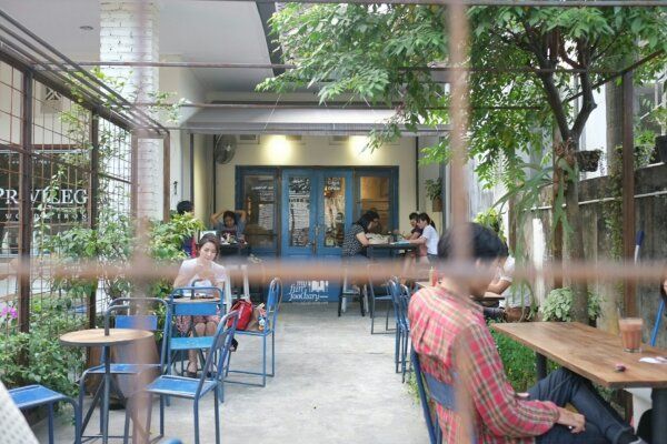 Desain Cafe Gaya Eclectic Blue Doors
