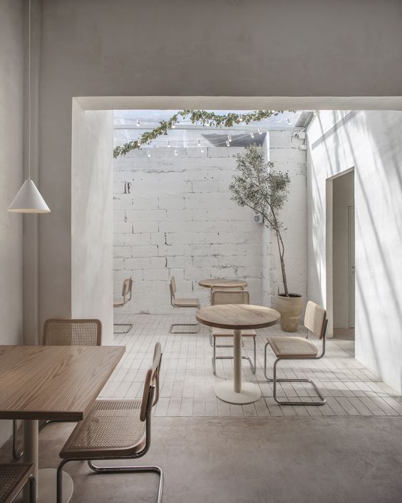 interior cafe dengan warna netral