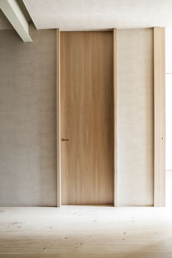 desain pintu minimalis dengan tinggi menyentuh plafon