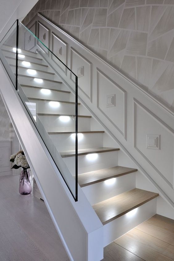 tangga rumah minimalis dengan pencahayaan anak tangga