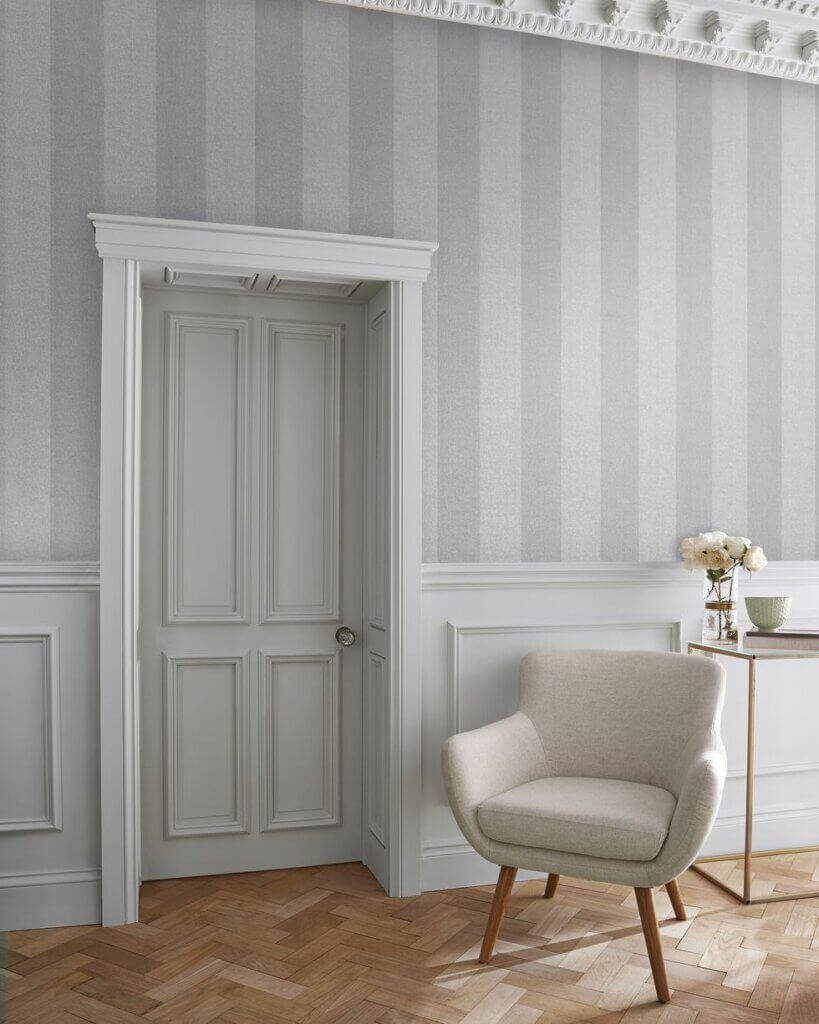 wallpaper dinding ruang tamu dengan pola garis-garis