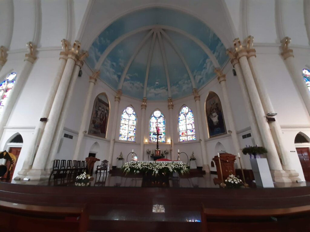 interior gereja katolik tertua di surabaya