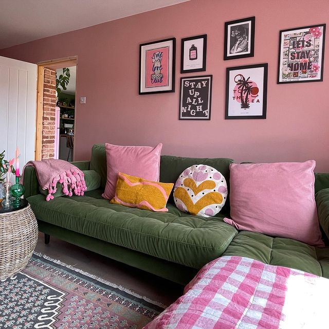 Ruang Tamu Merah Muda Dengan Elemen Sofa Hijau