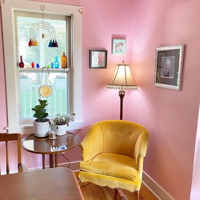 Desain sudut ruangan berwarna merah muda