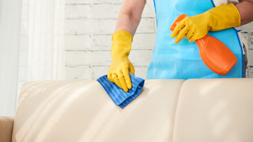 Ilustrasi cara membersihkan sofa kulit sintetis
